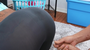 Brazzers Exxtra: Ebony Halle Hayes fingering